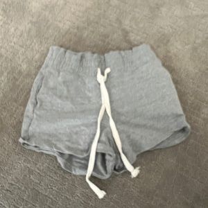 grey shorts